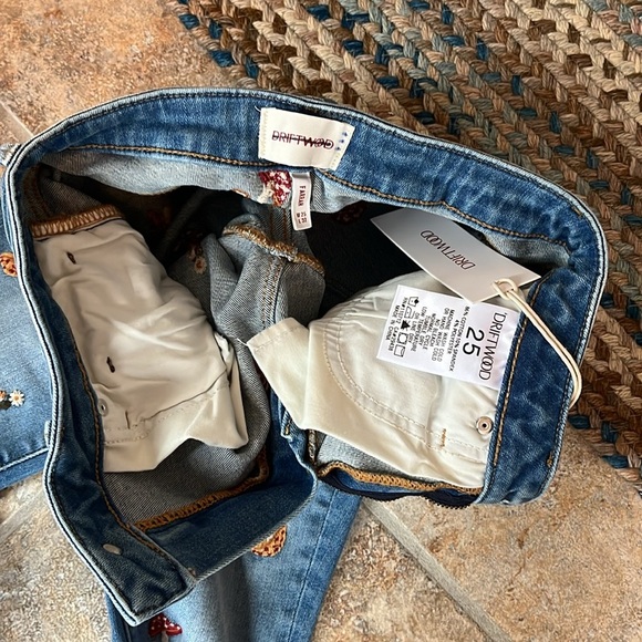 Driftwood Farrah x Wonderland Embroidered Flare Leg Jeans Size 25 NWT - Picture 10 of 14